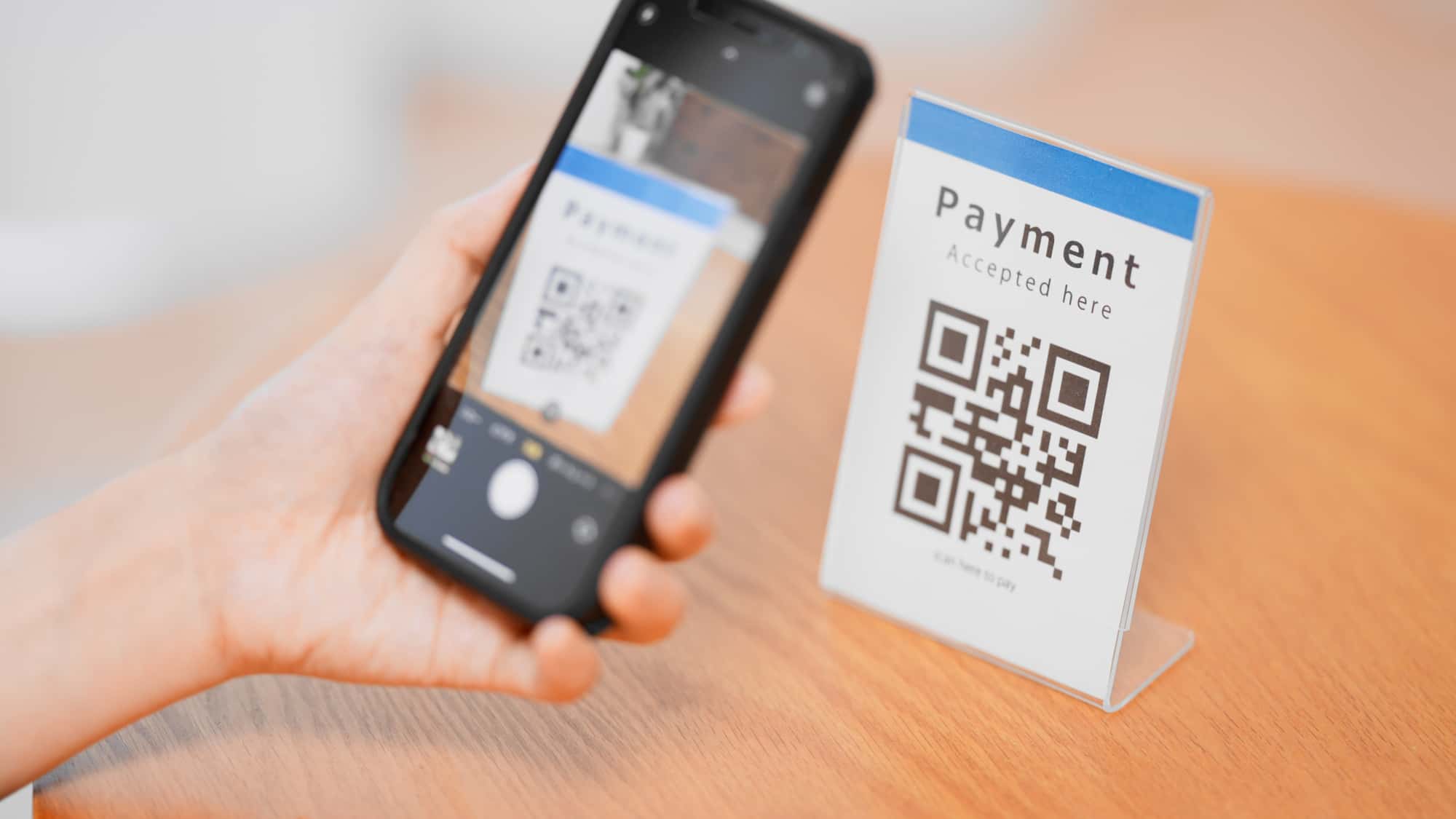 スマホで2次元コード決済を利用する人