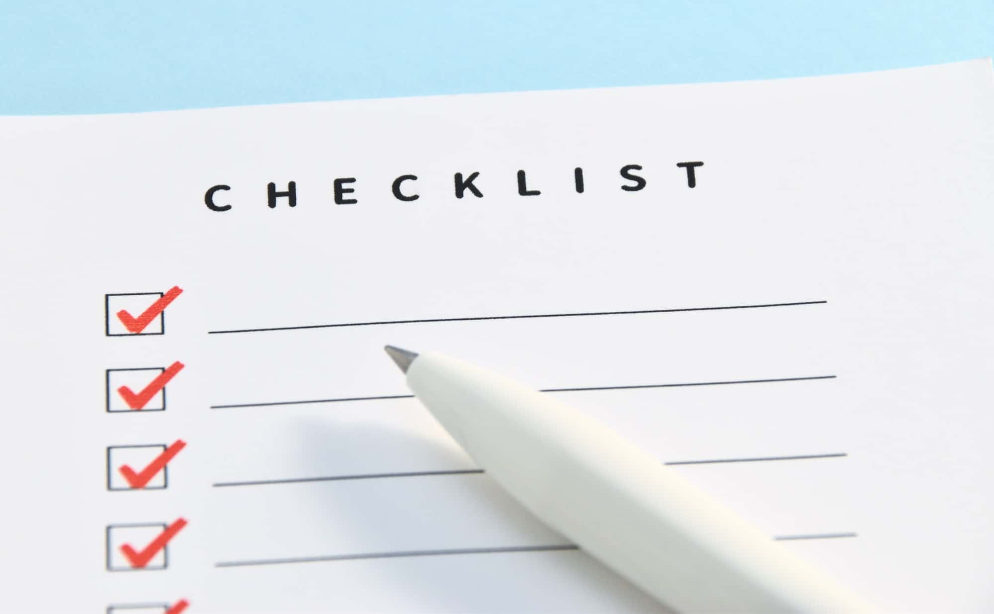 赤いチェックが入っているチェックリスト
