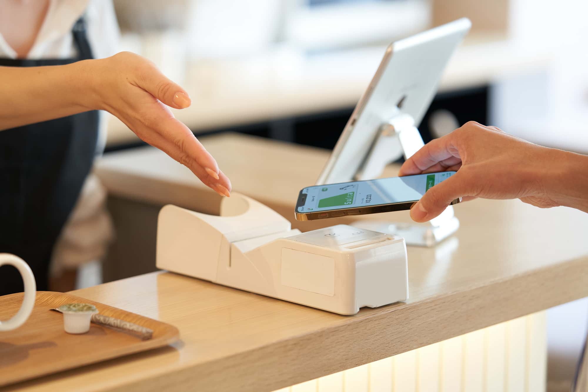 店頭でスマホ決済を利用している人の手元