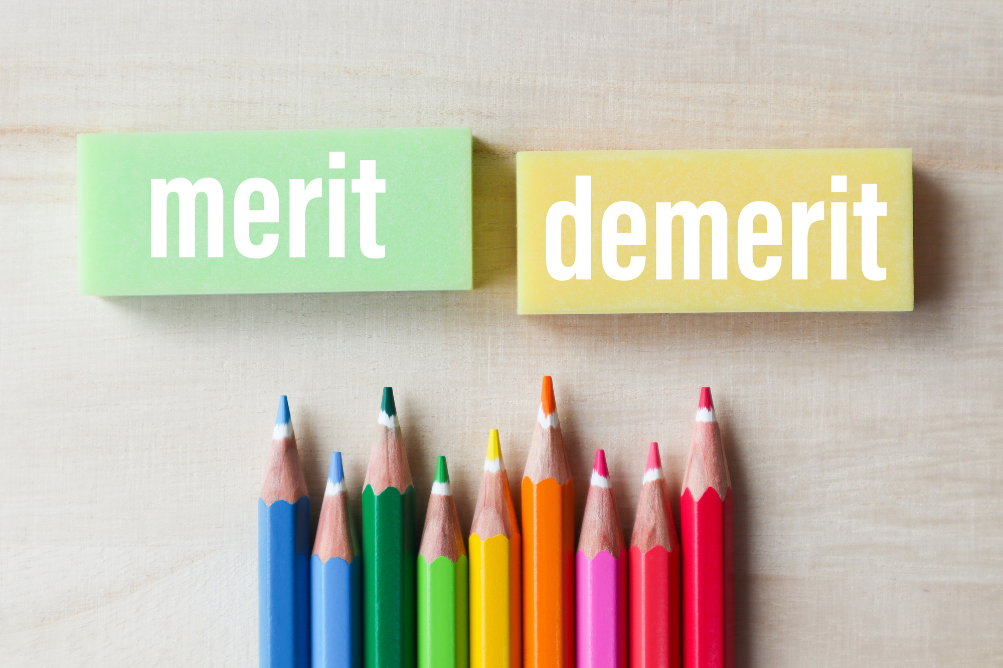 「merit」「demerit」と書かれたカードと色とりどりの色鉛筆