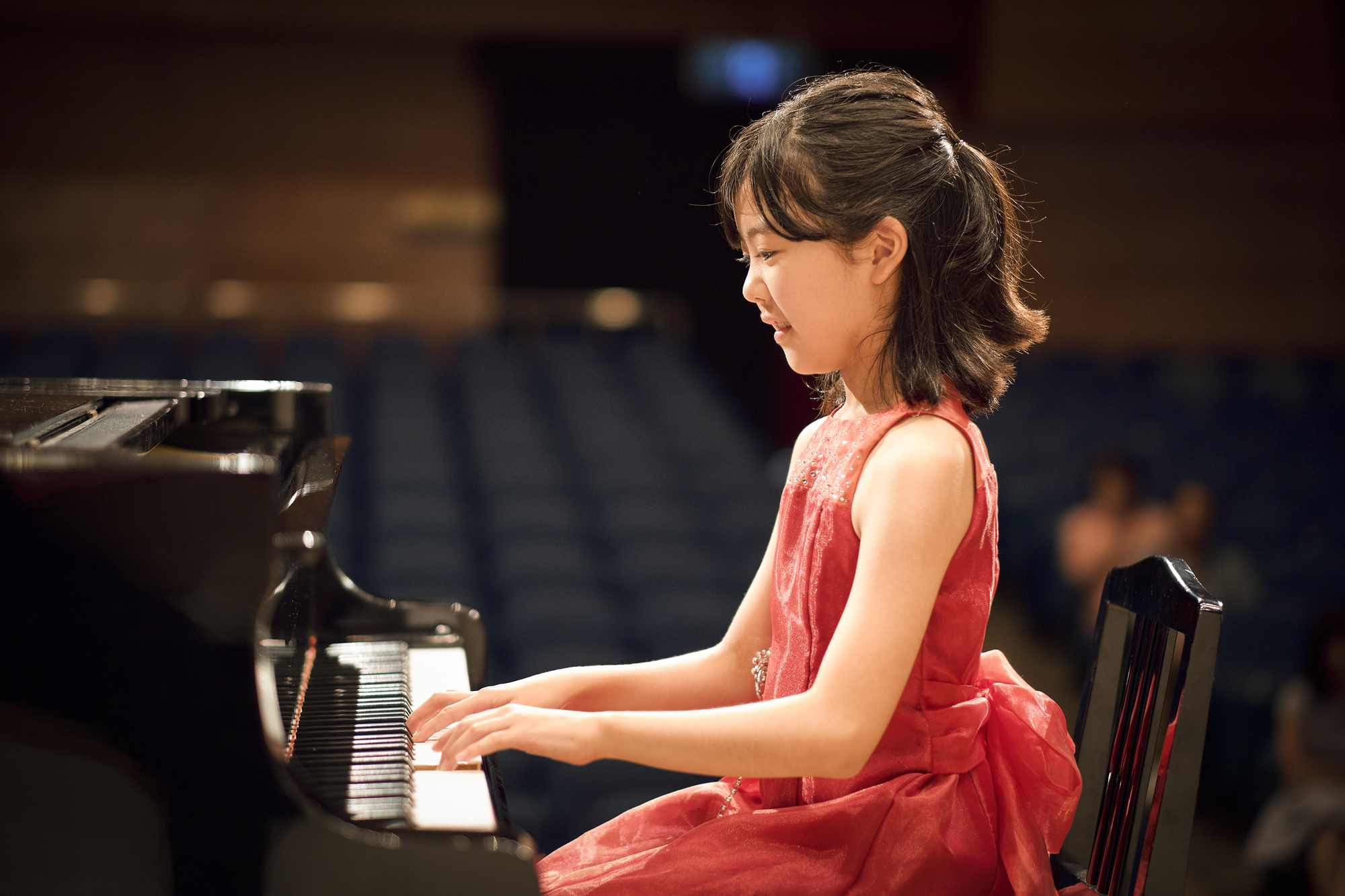 ピアノの発表会で演奏するドレス姿の女の子