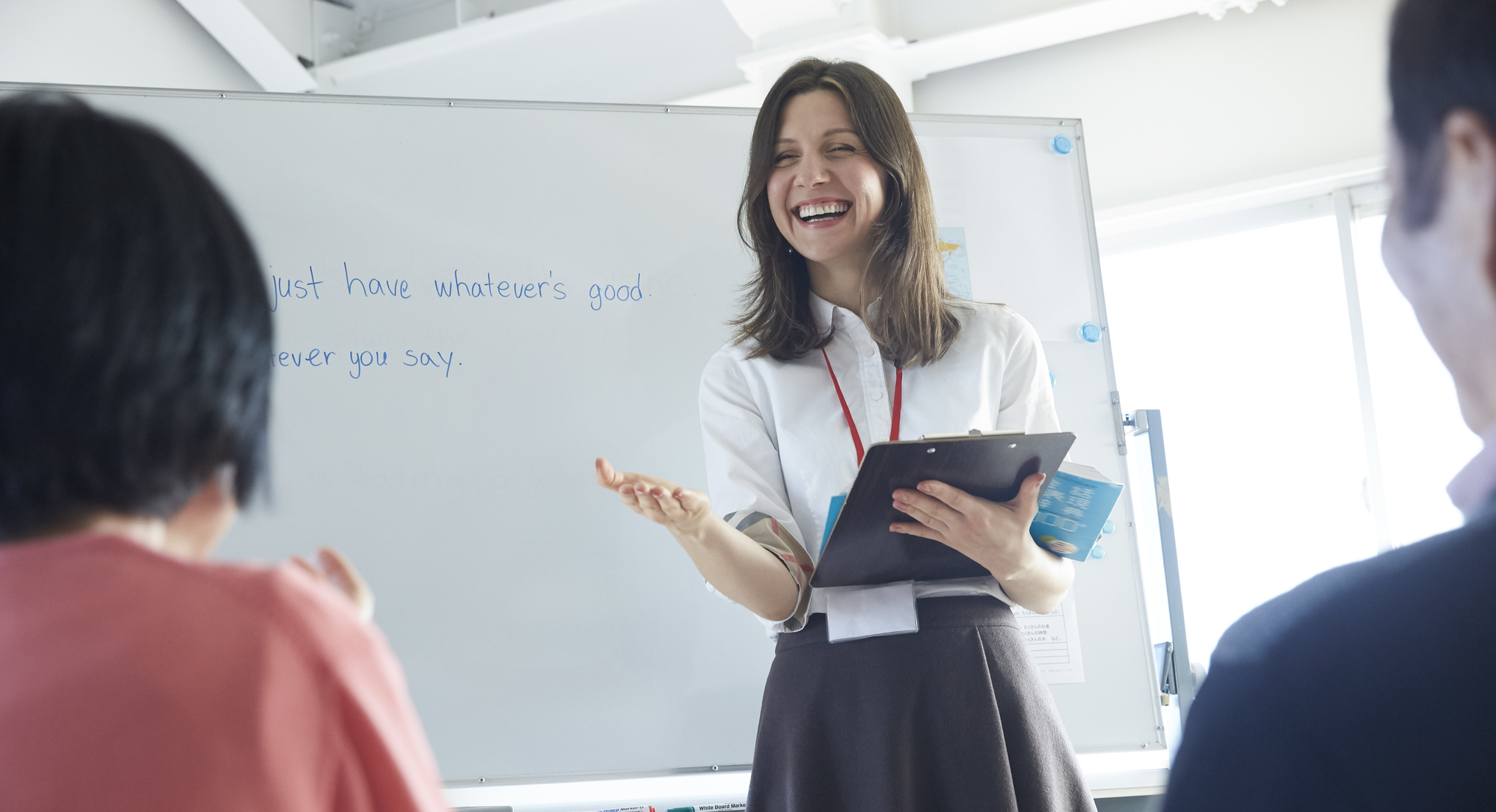 笑顔でレッスンを行う外国人講師