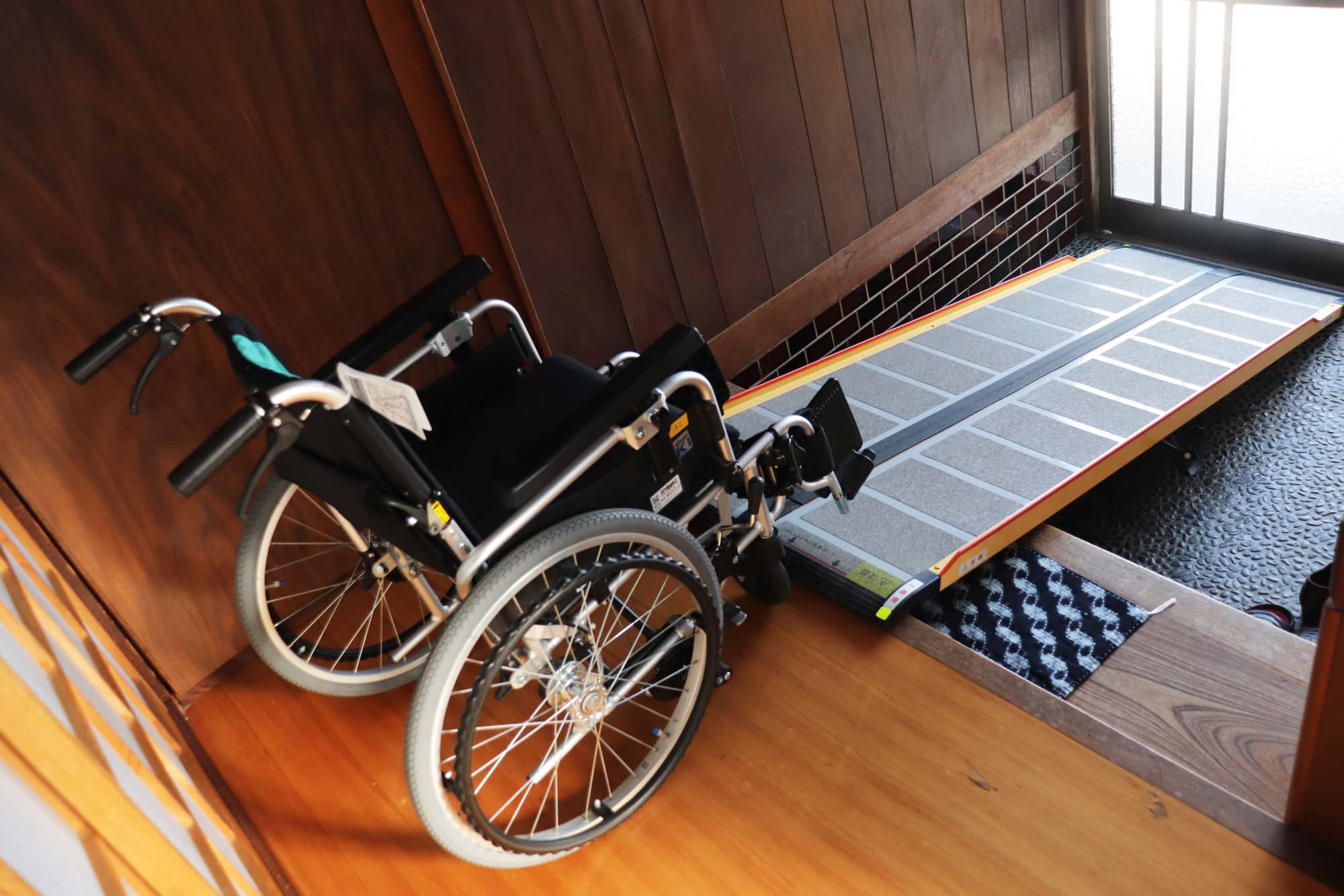 自宅の玄関に置かれた車椅子
