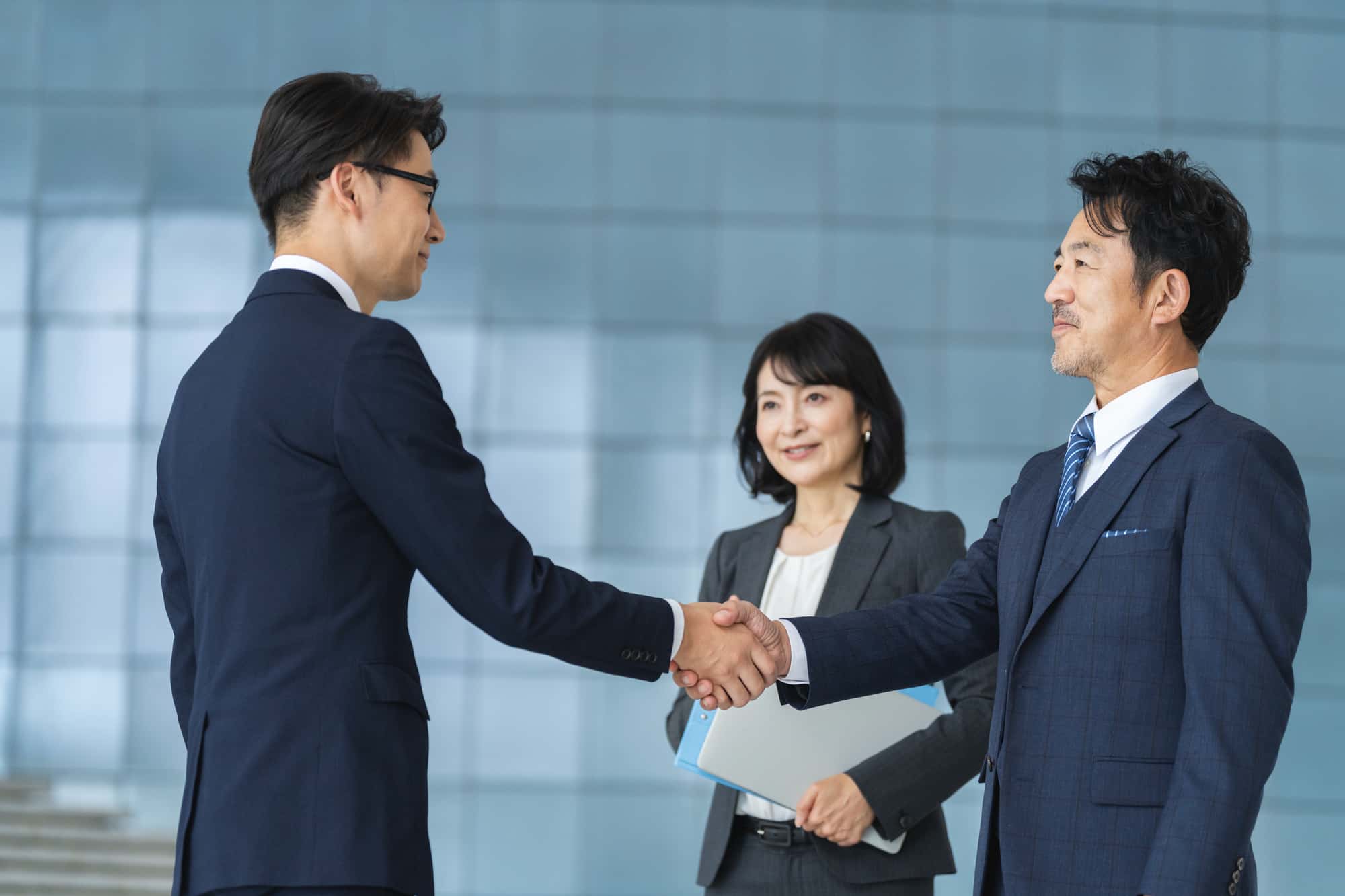 握手をする2人のビジネスパーソン