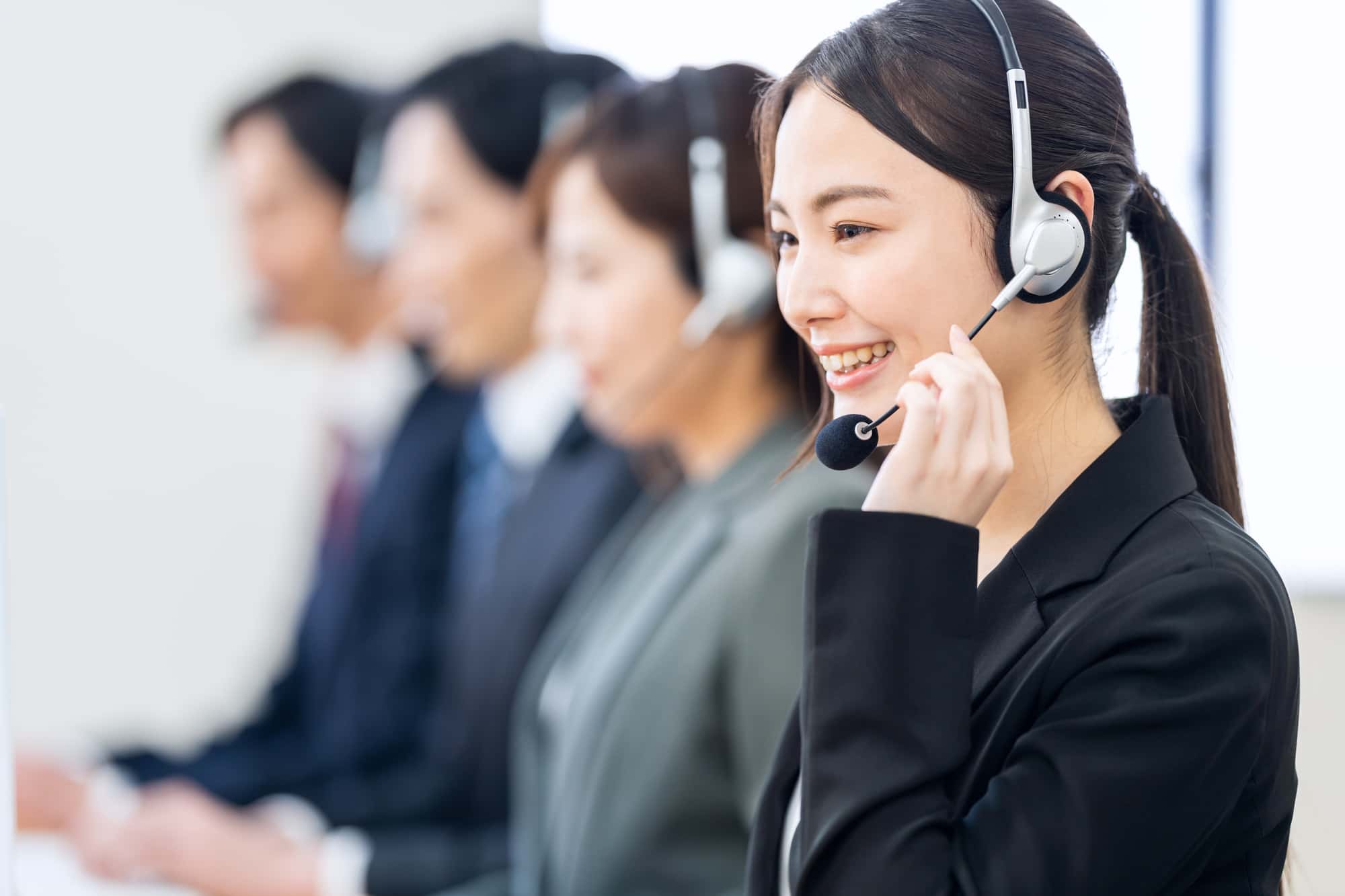 コールセンターで働く笑顔の女性