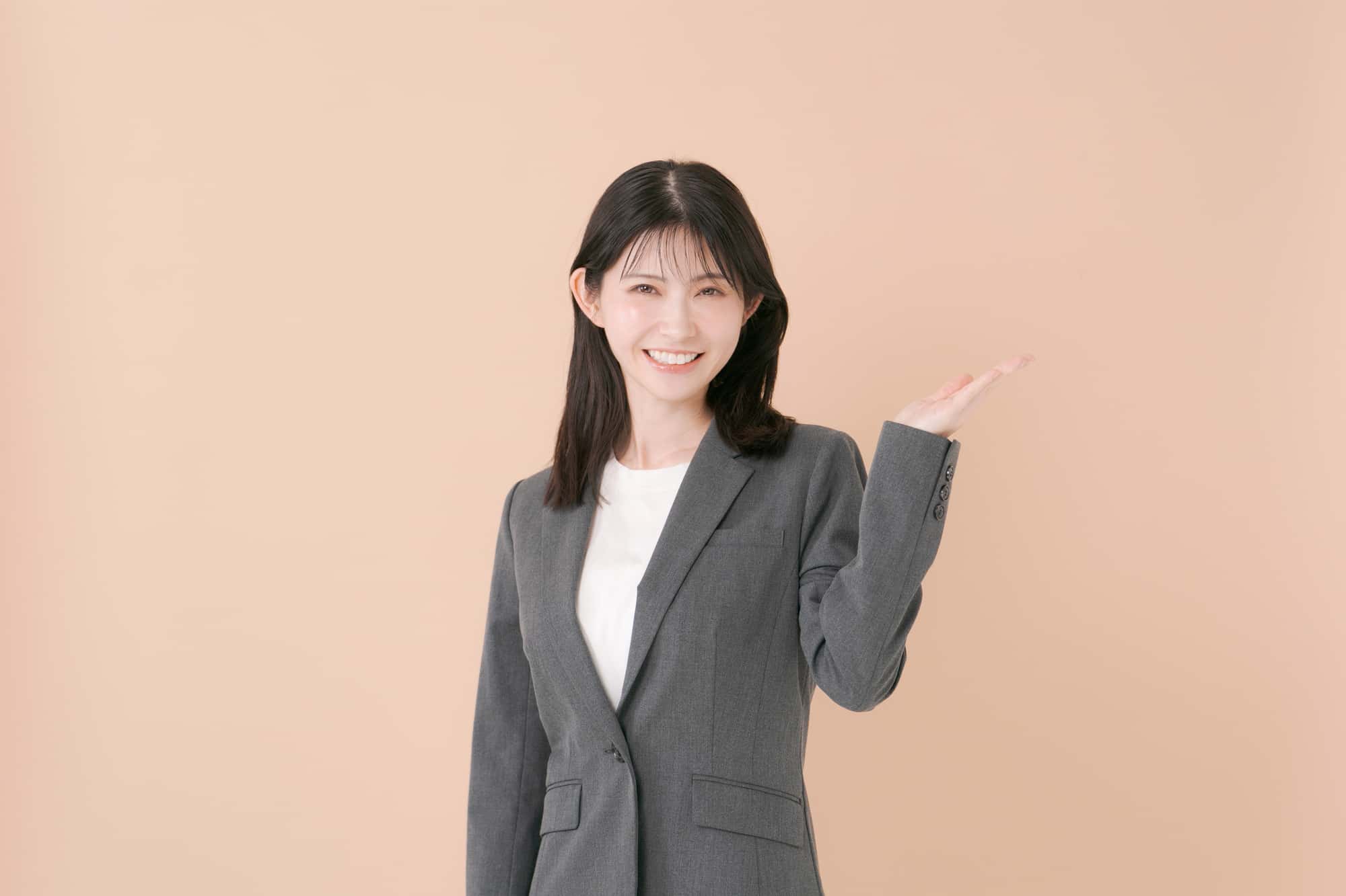 笑顔で案内をする女性