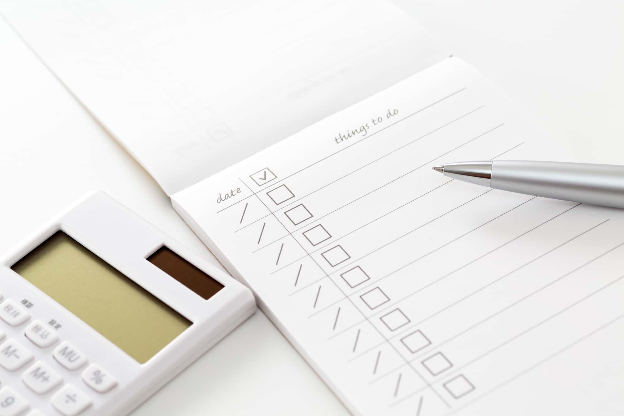 チェックリストとペン、電卓
