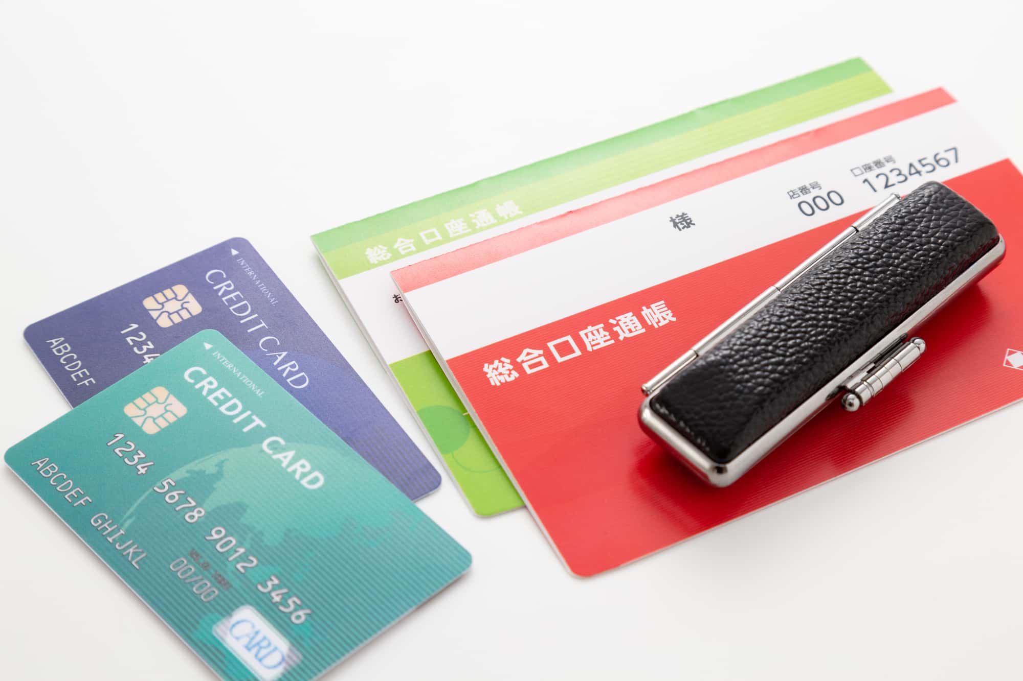通帳と印鑑、クレジットカード