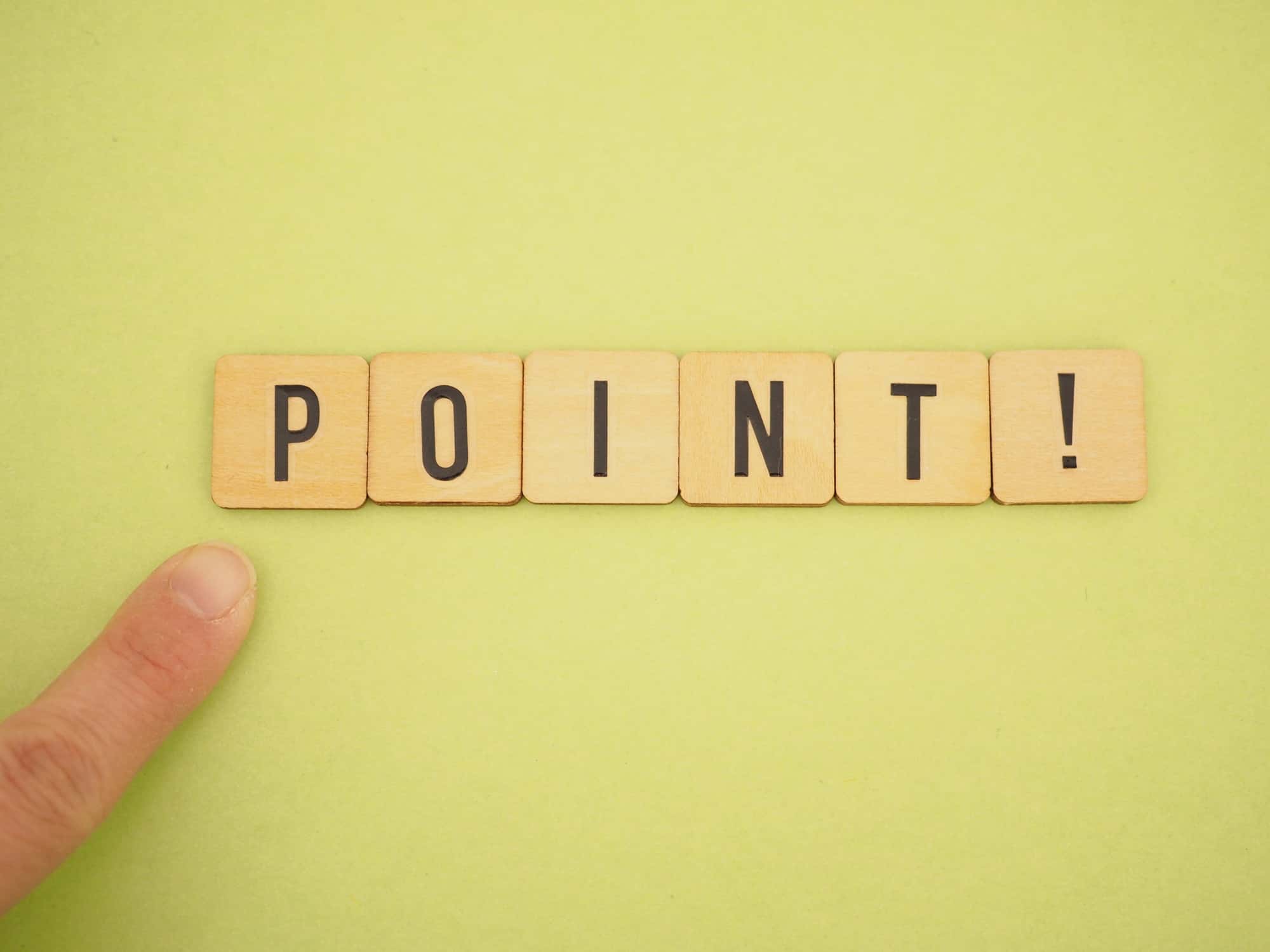 「POINT！」と書かれた木のブロックと指
