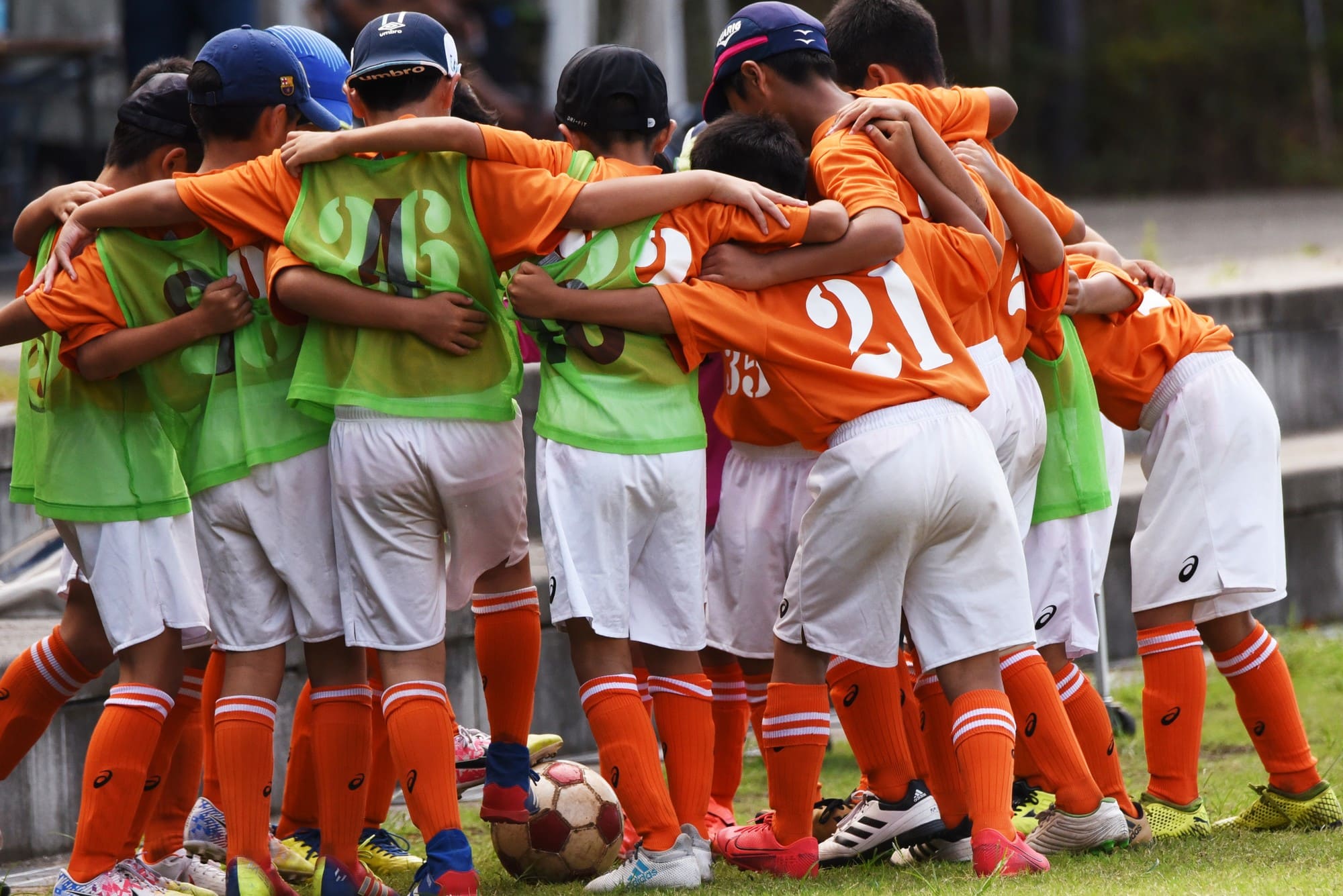 サッカーをする子どもの足元