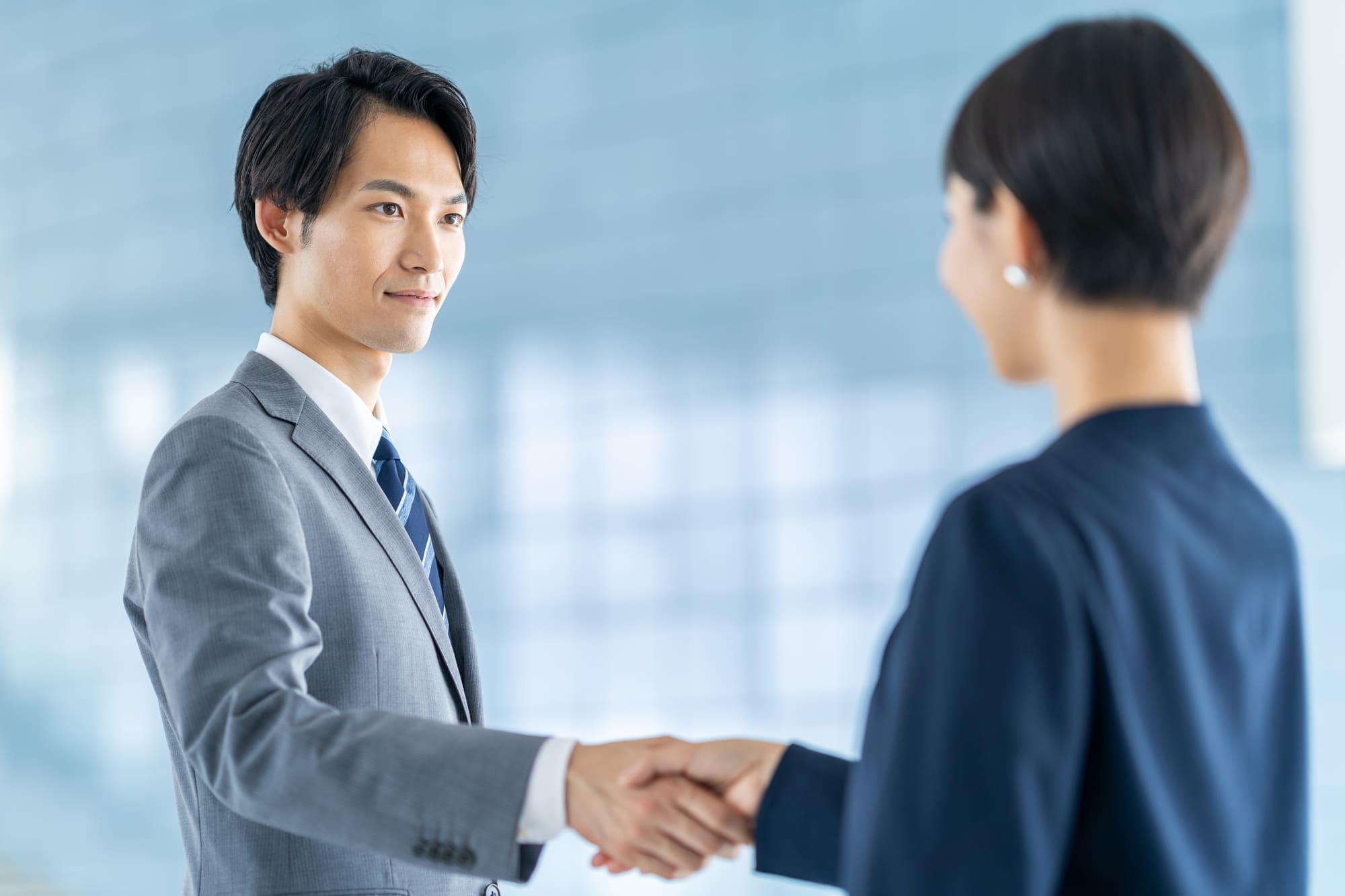 握手をする2人のビジネスパーソン