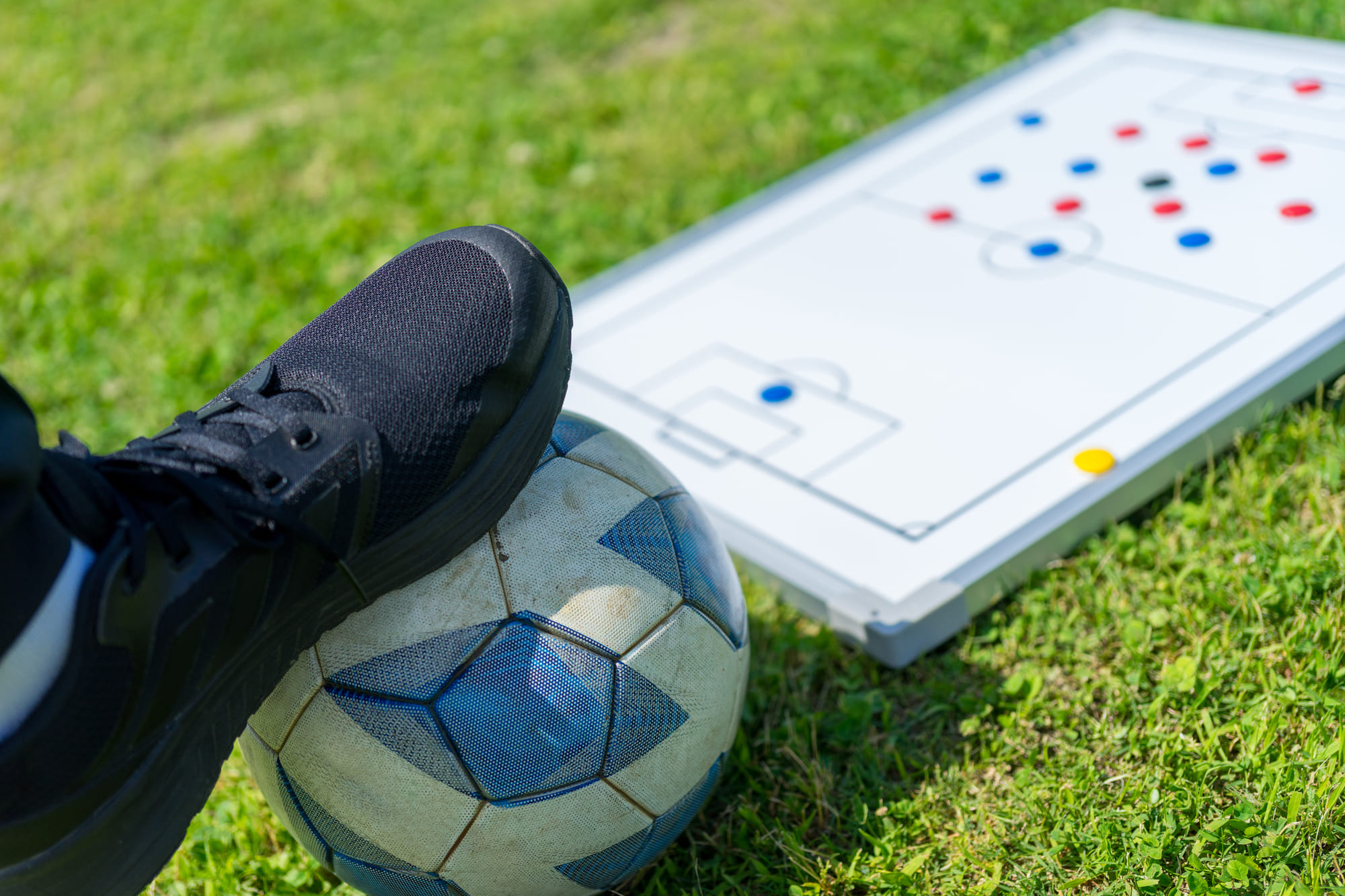 サッカーボールと作戦ボード