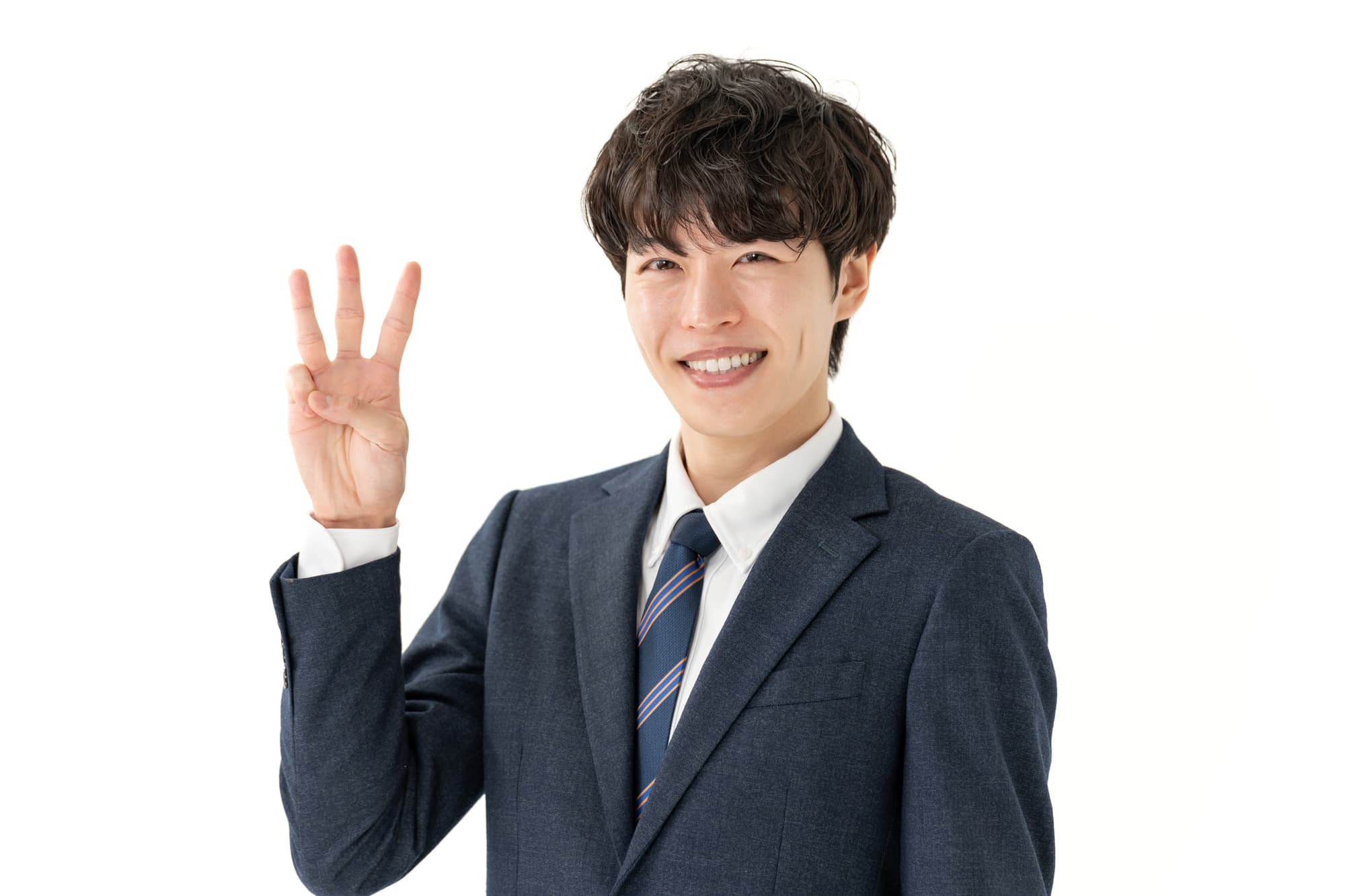指で「3」を示す笑顔のビジネスパーソン