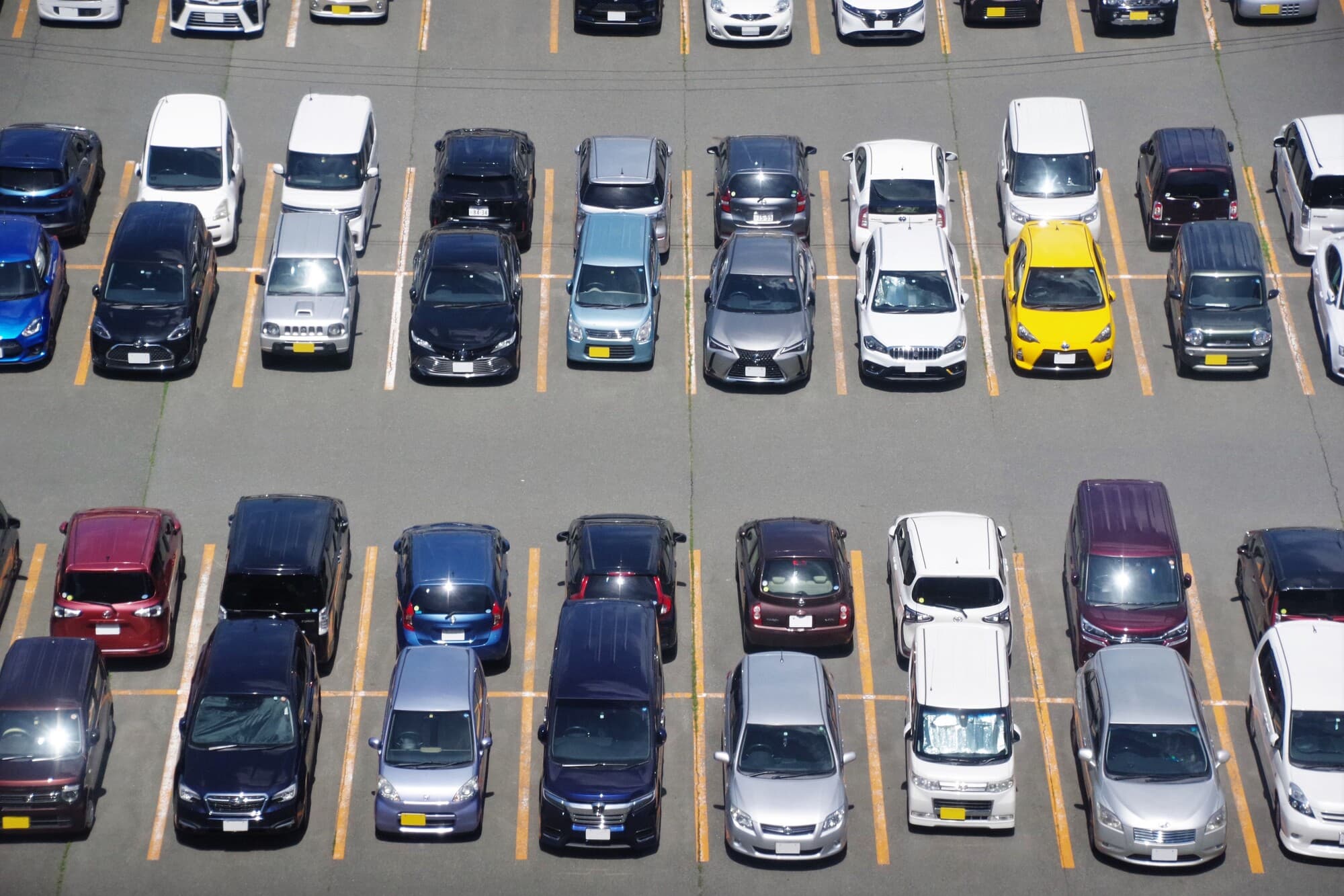 多数の車が停まっている駐車場