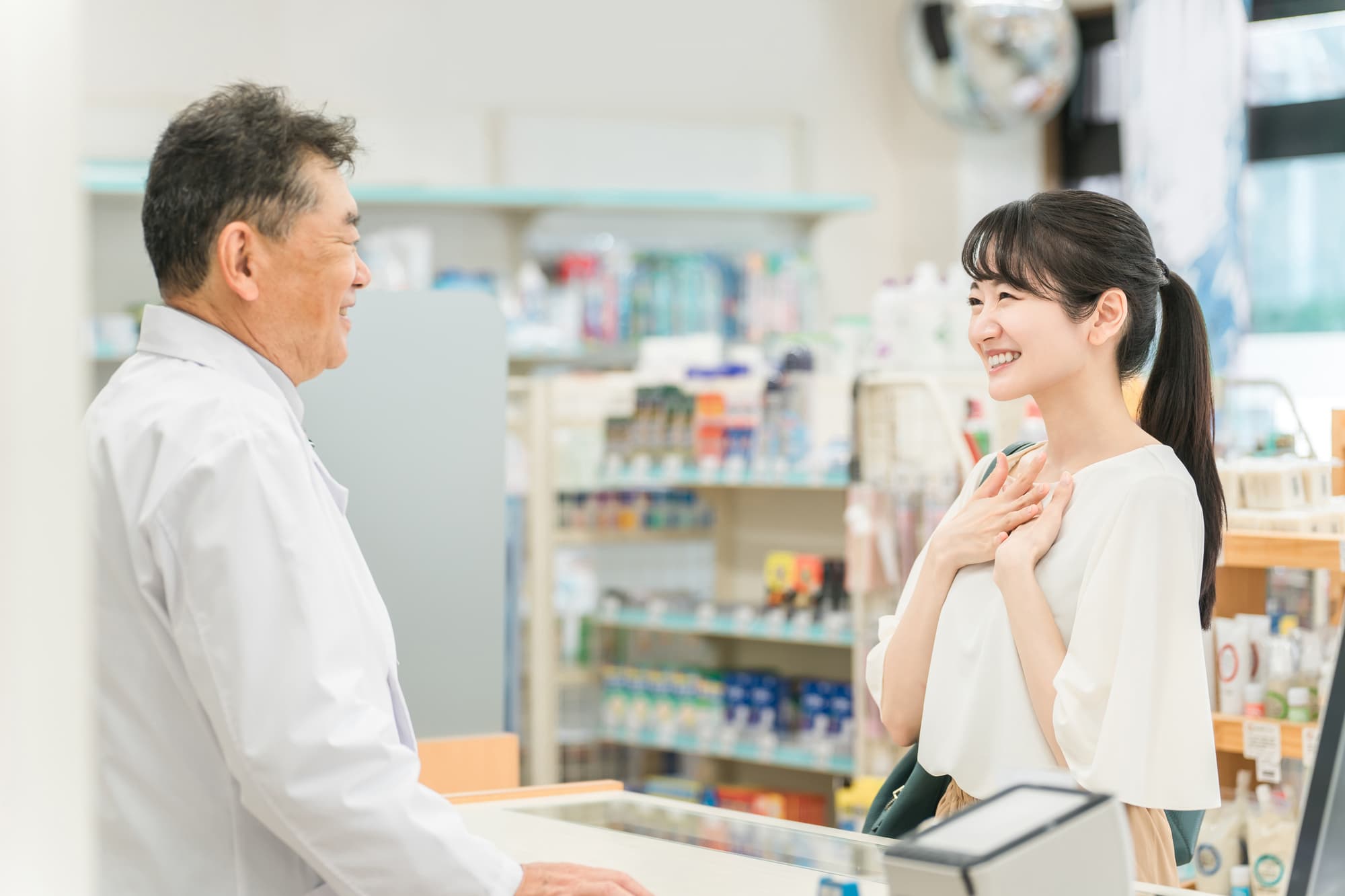 薬剤師と笑顔の女性