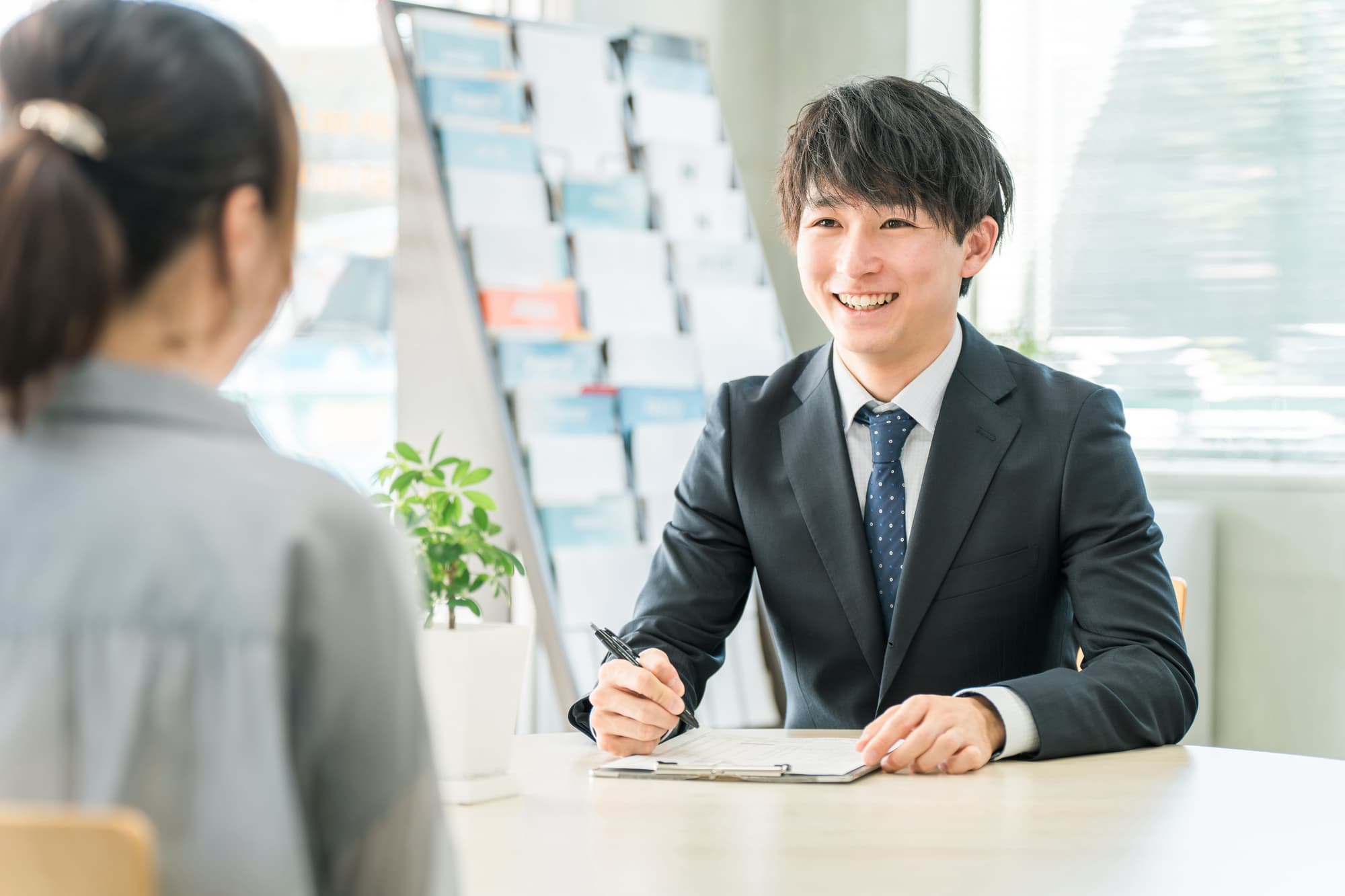 笑顔で商談するビジネスパーソン
