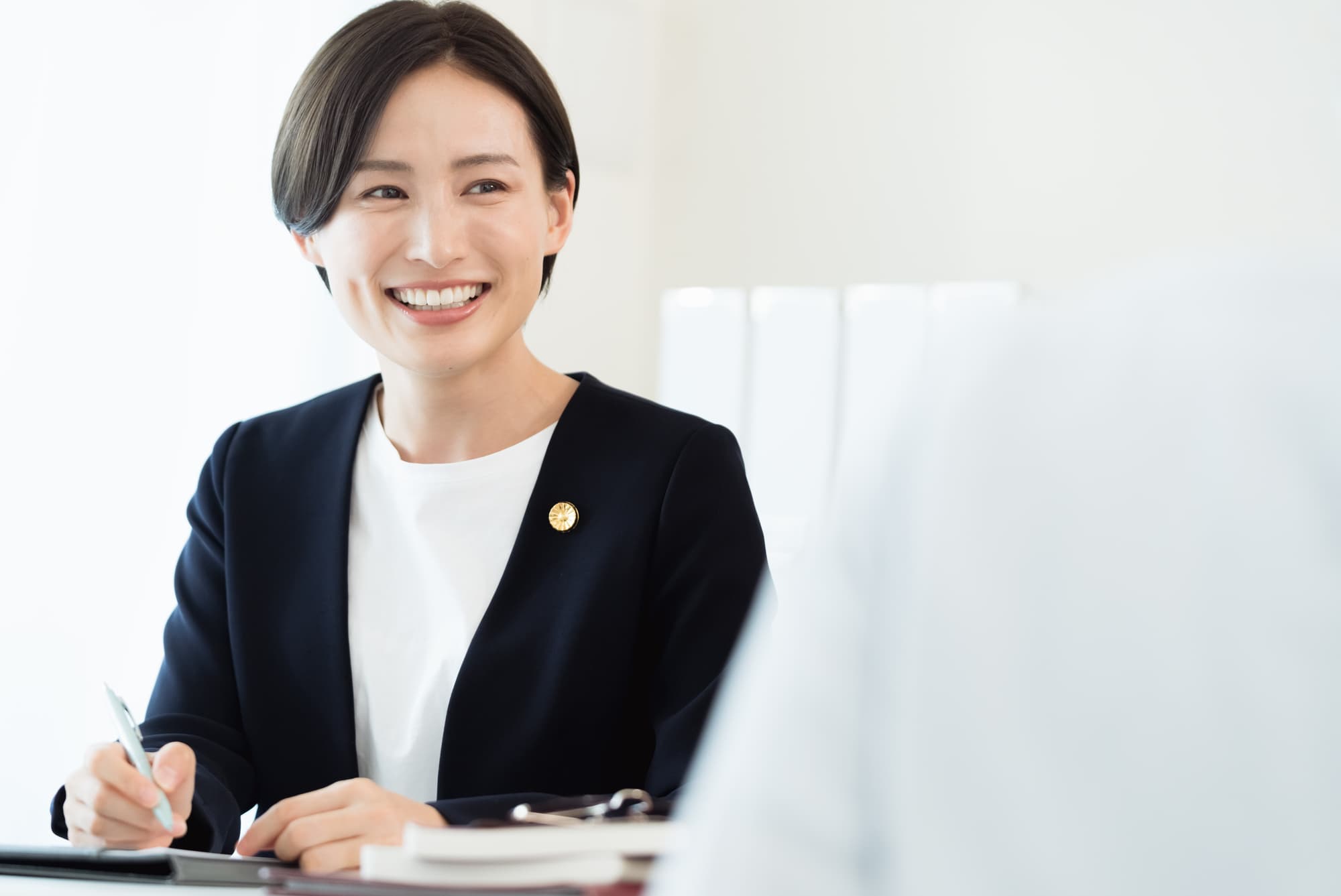 笑顔で仕事をする弁護士