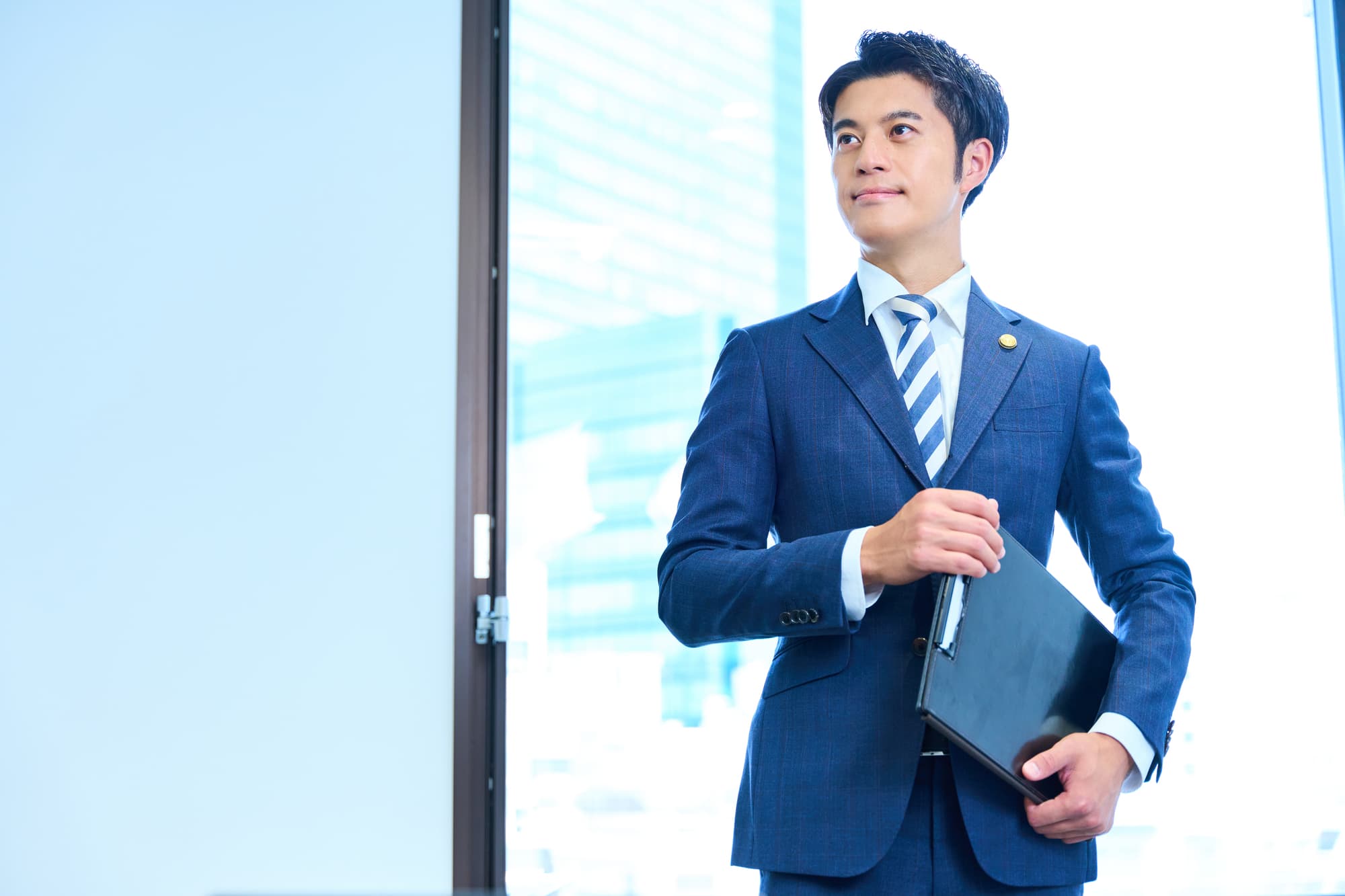 自信を持った表情を浮かべる弁護士
