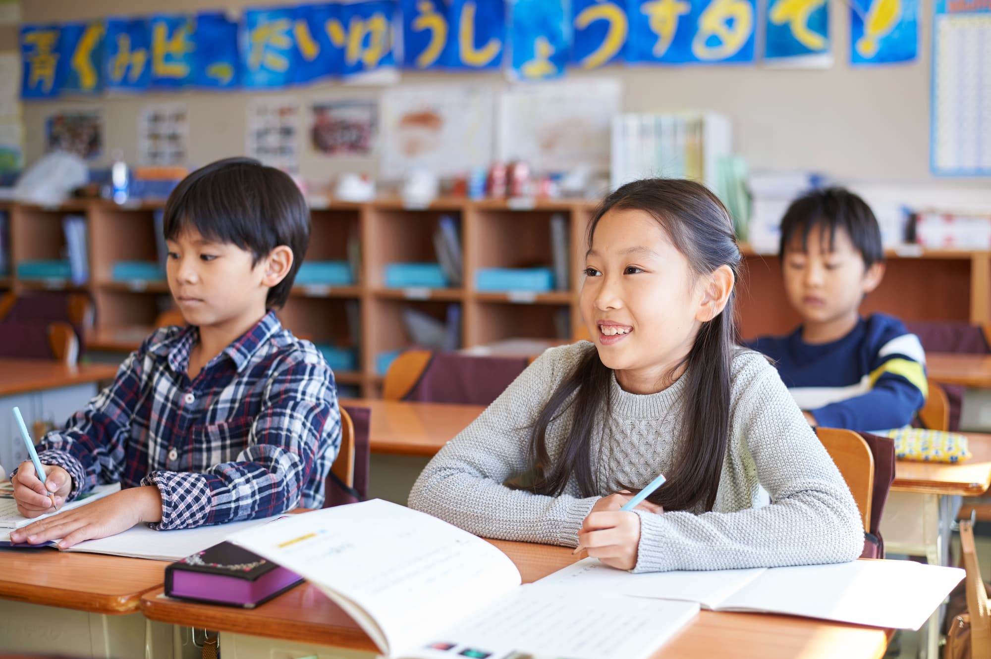 小学生が教室で授業を受けている様子
