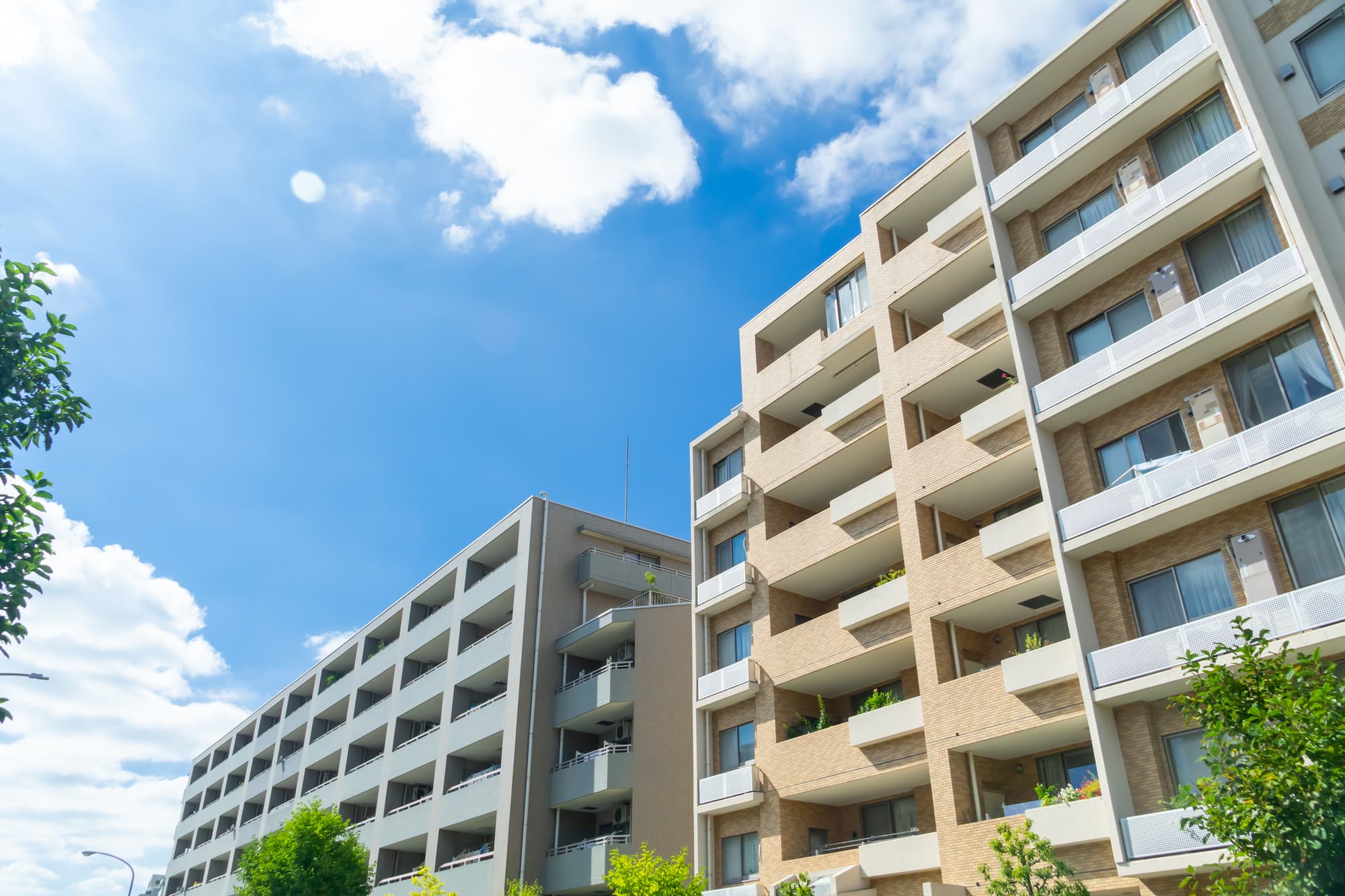 複数のマンションが並んでいる様子