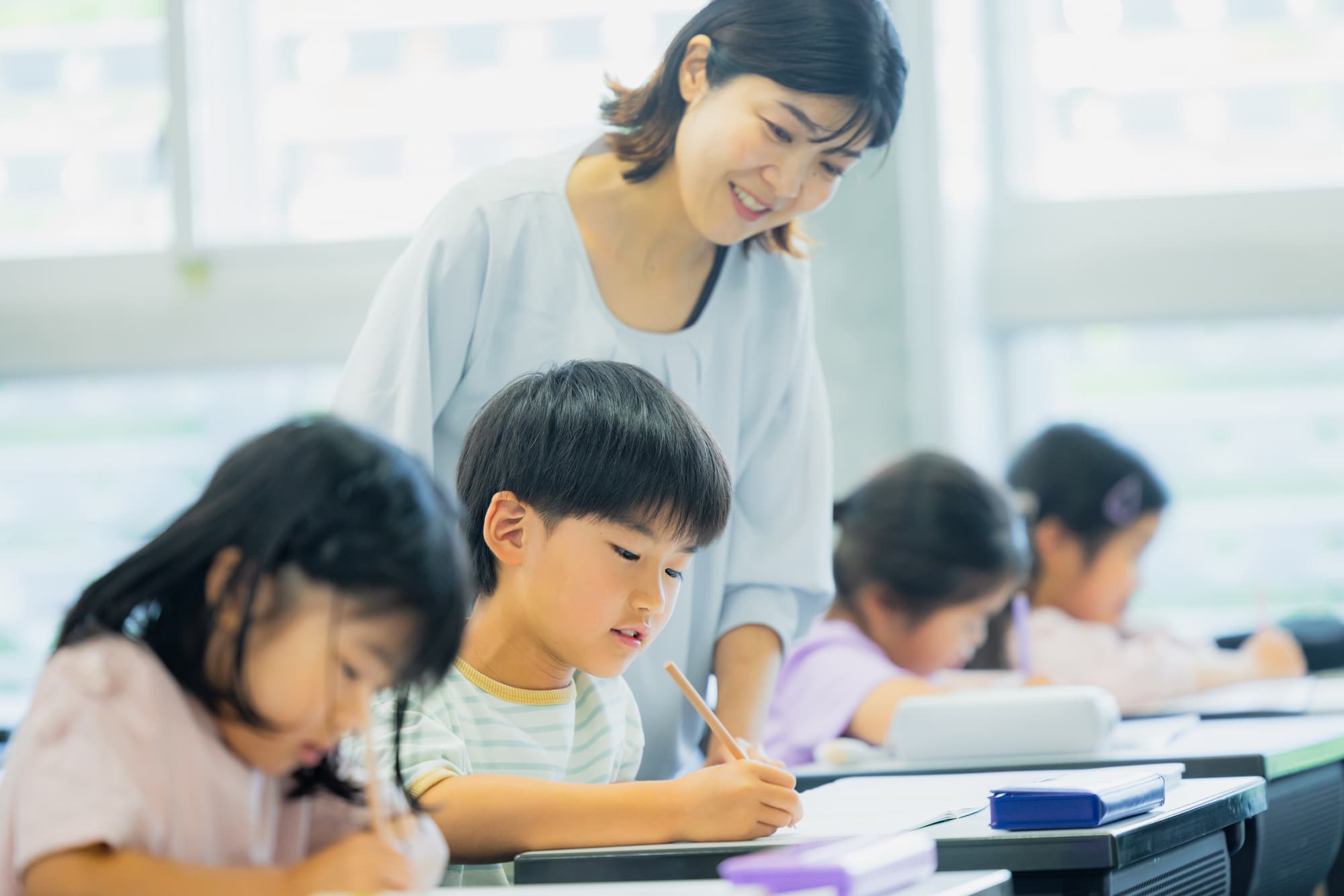 授業中の教師と生徒たち
