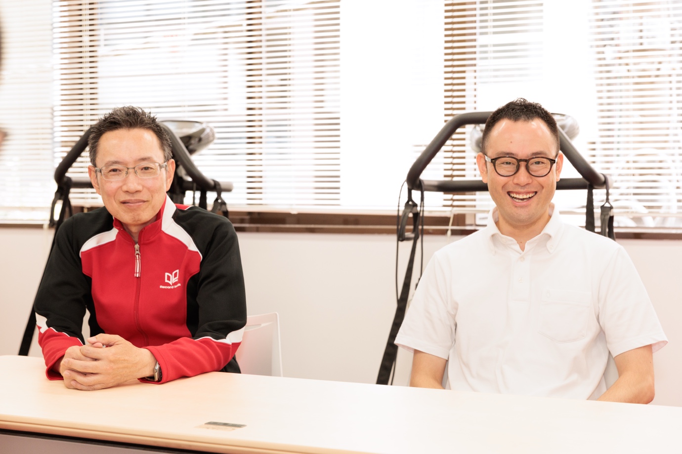 インタビューに答える株式会社レコードブック 運営支援部の河野一彦様と鈴木駿平様