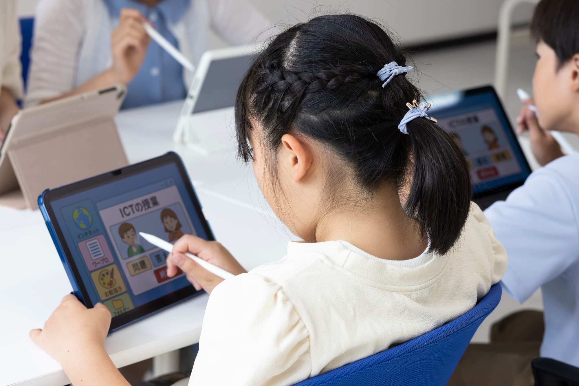 タブレットを見ながら勉強している子どもたちの様子