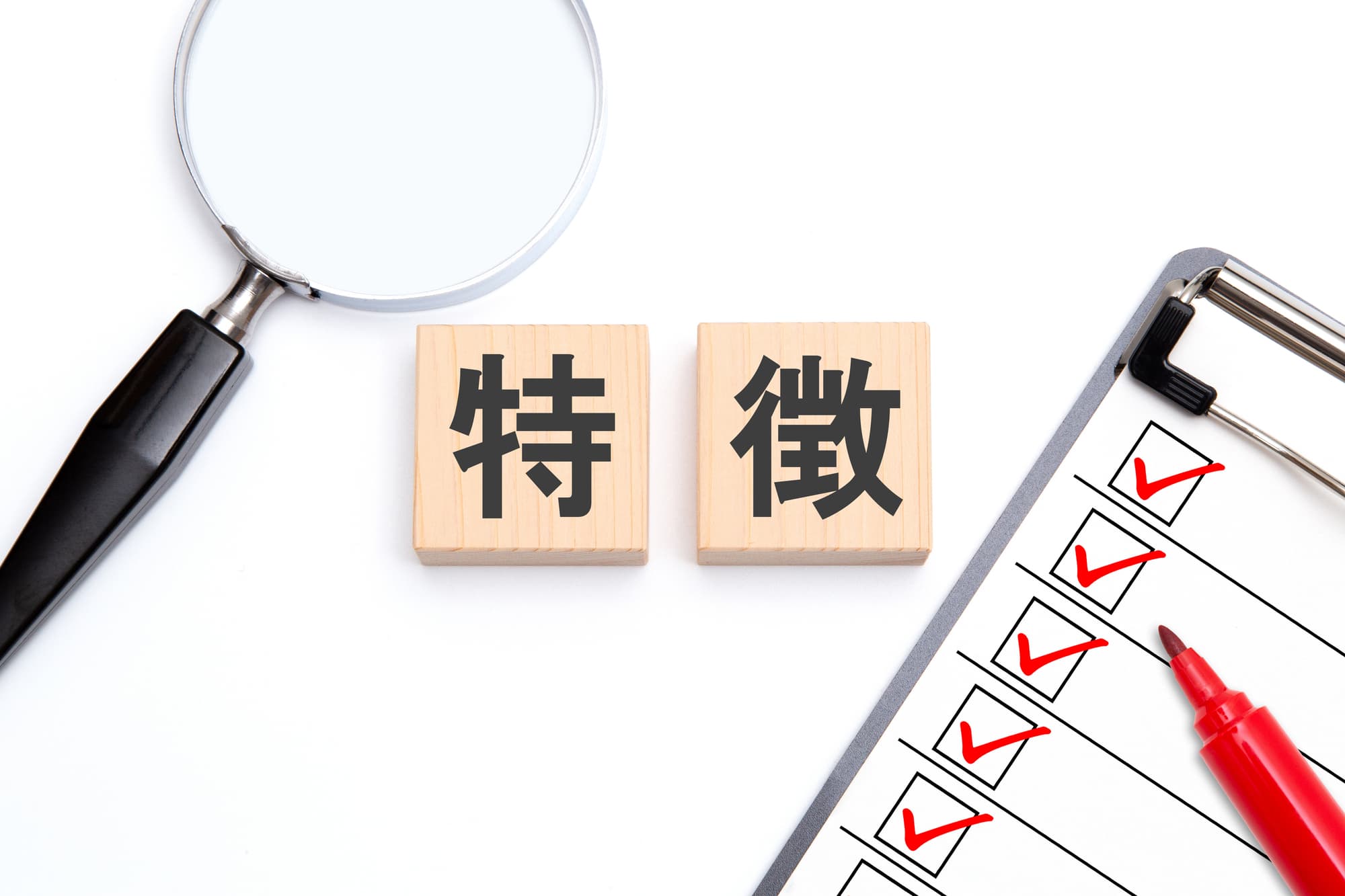 特徴と書かれたブロックとチェックリスト・ルーペ