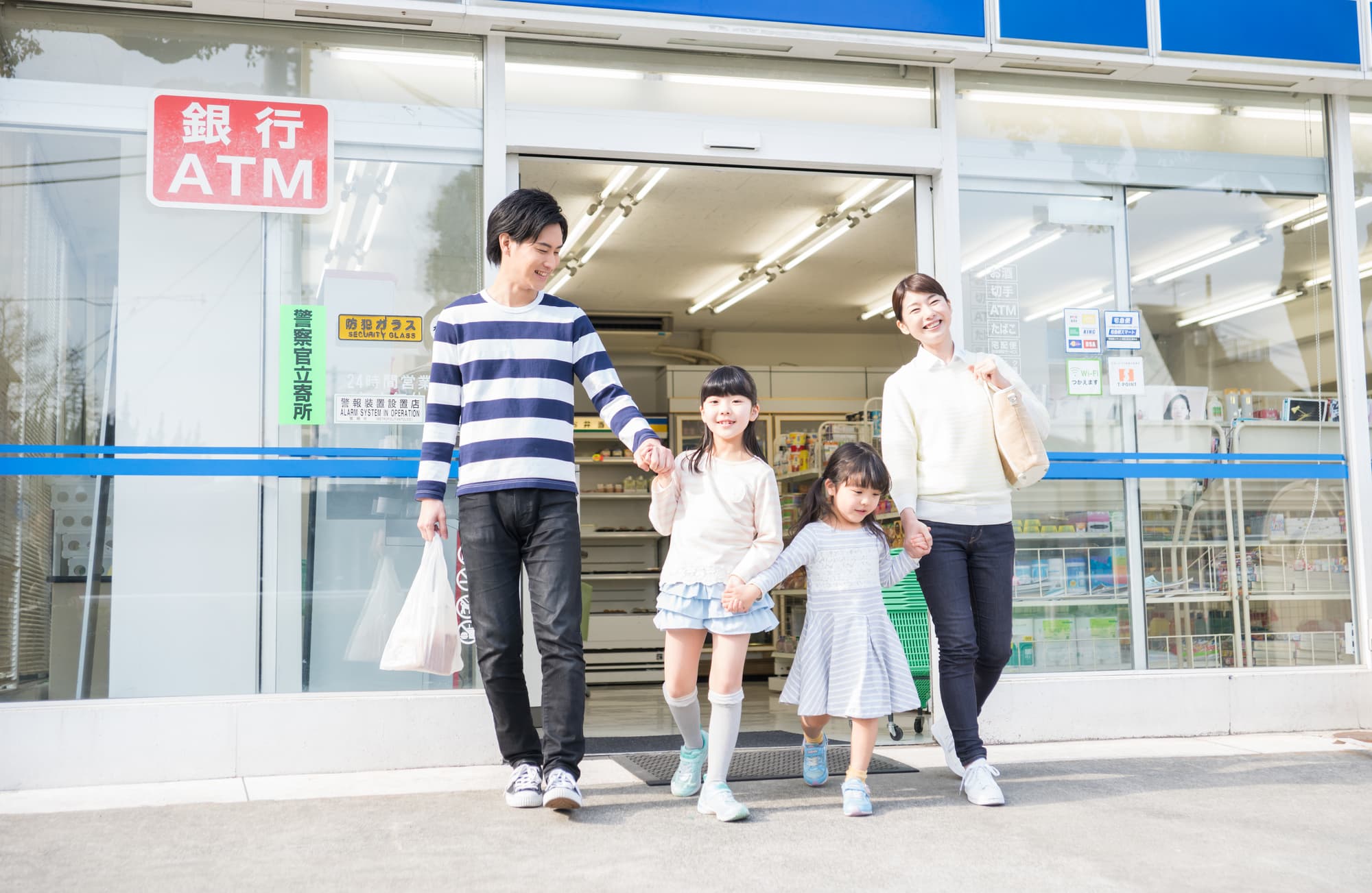 コンビニから出てくるファミリー