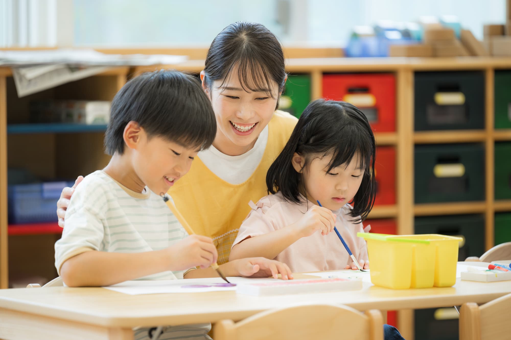 笑顔で子どもと接している保育士