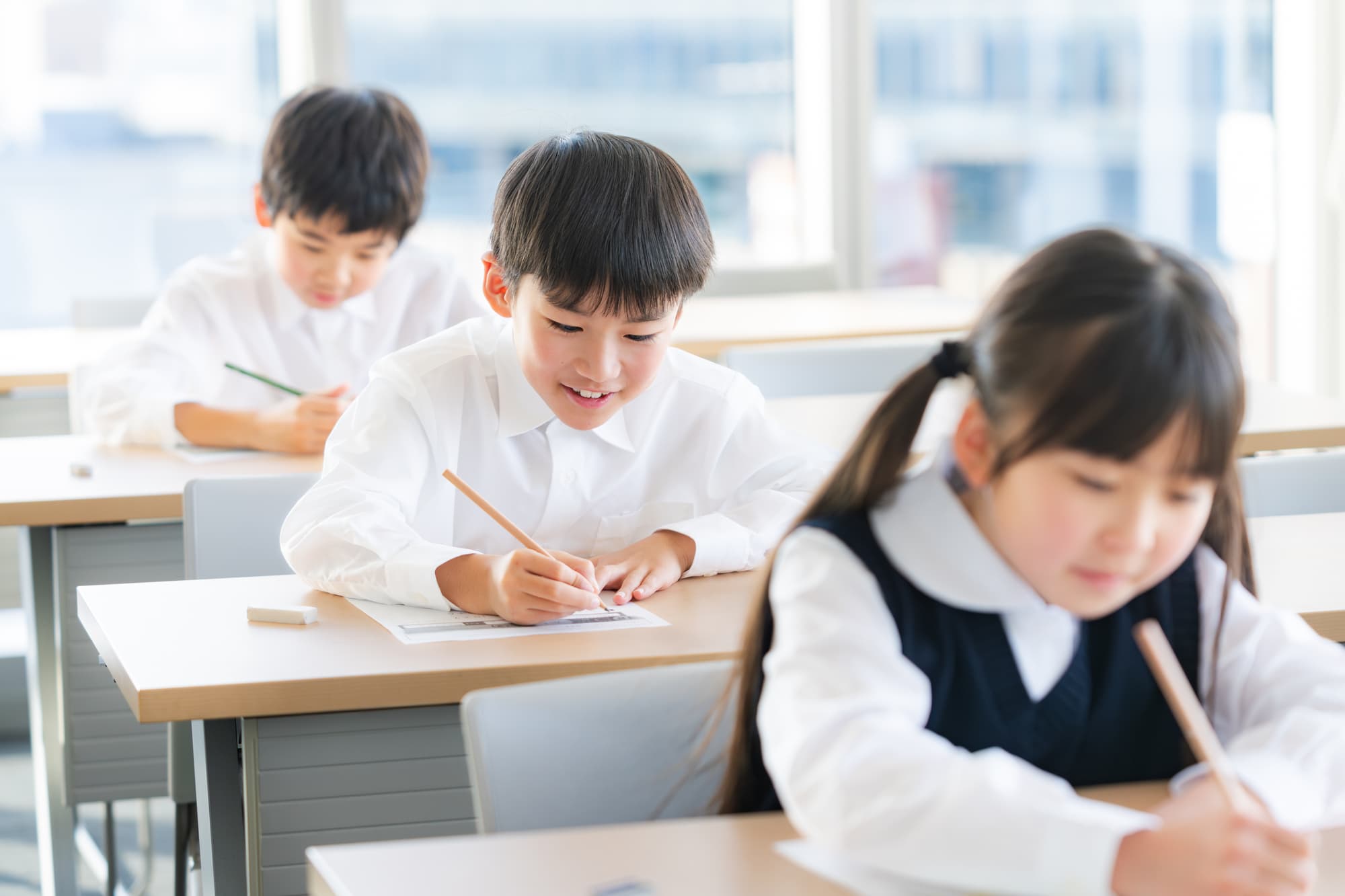 机に向かってテストを受けている子どもたち