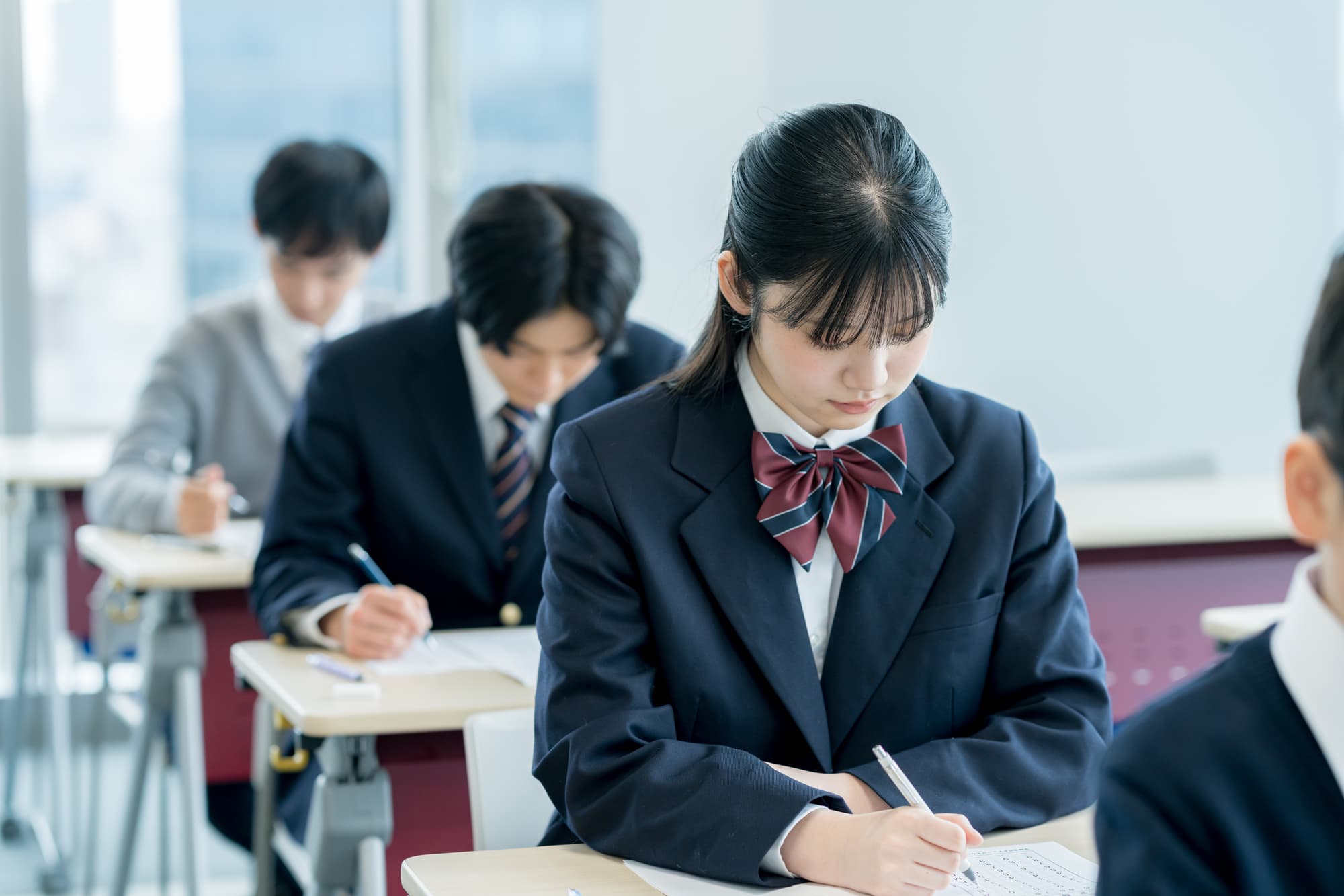 真剣に勉強している生徒たち