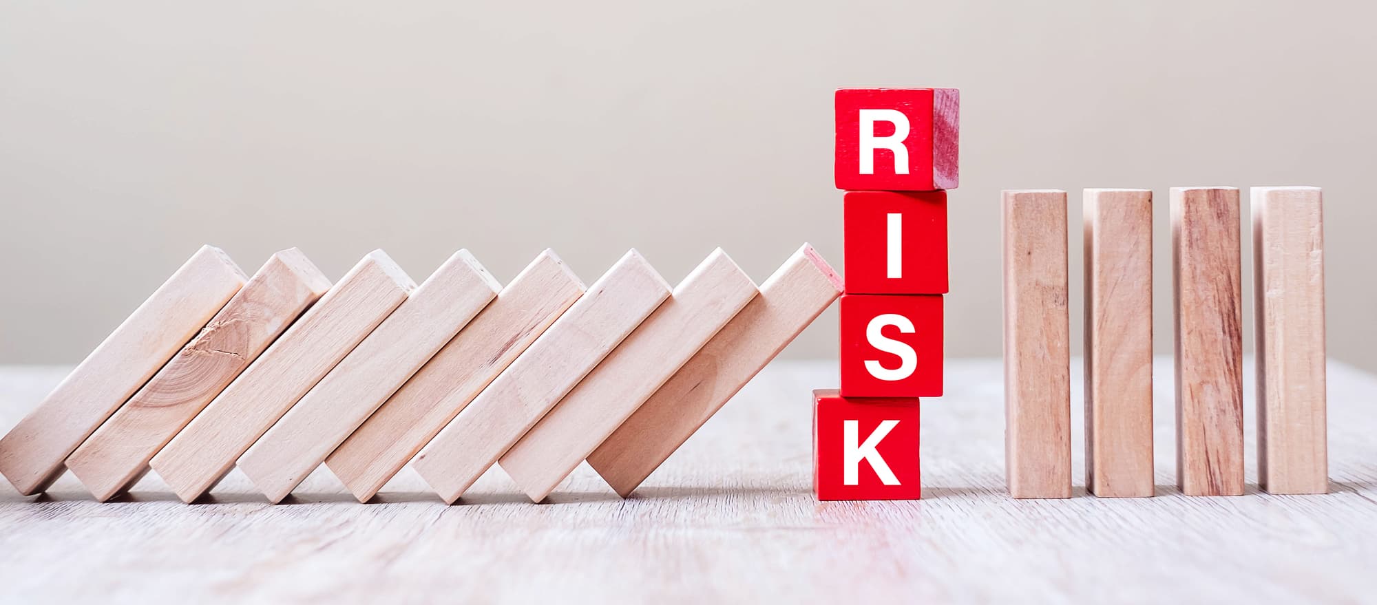 RISKと書かれた赤いブロックと木製の板
