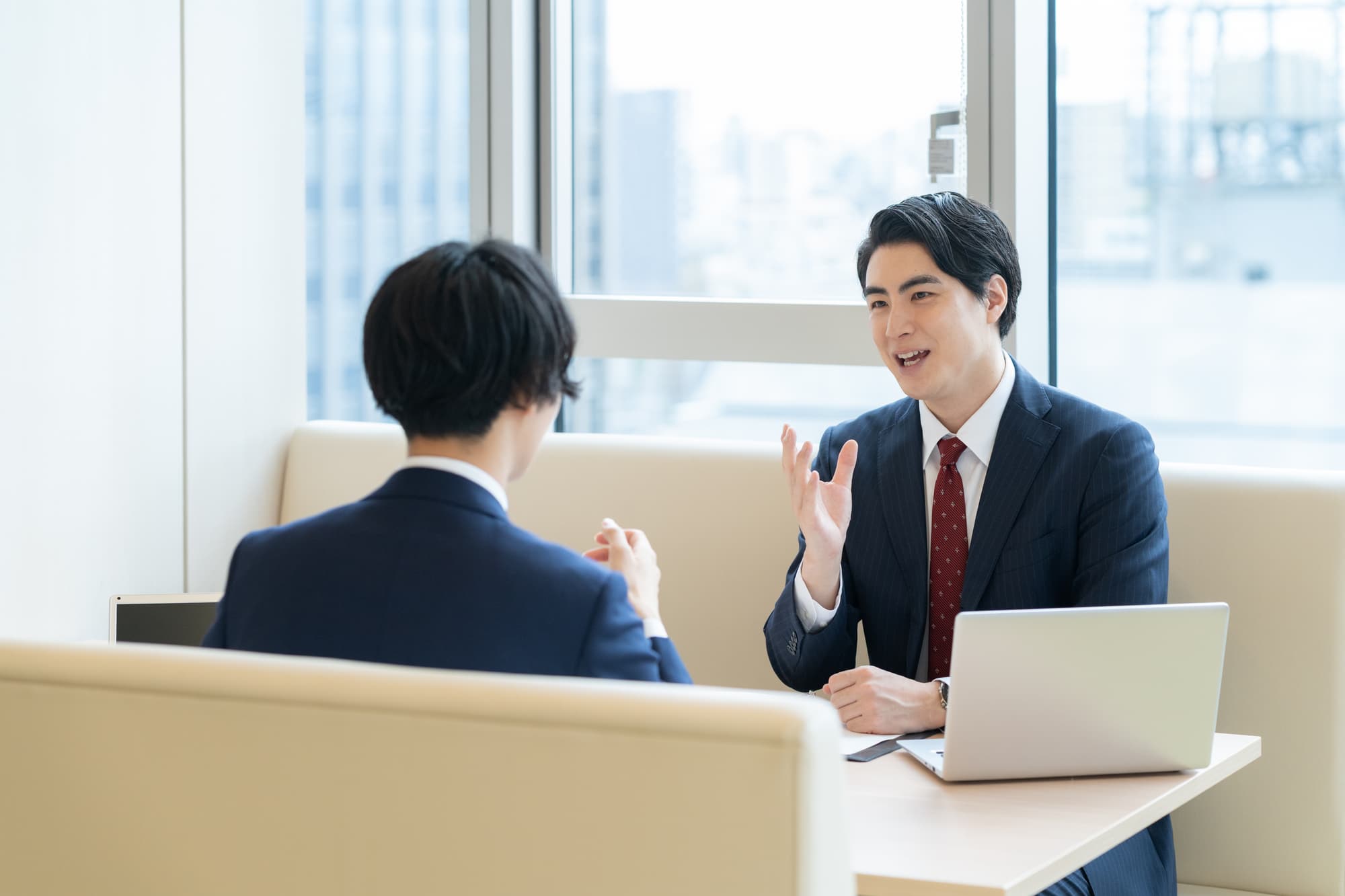 オフィスで相談している2人のビジネスマン